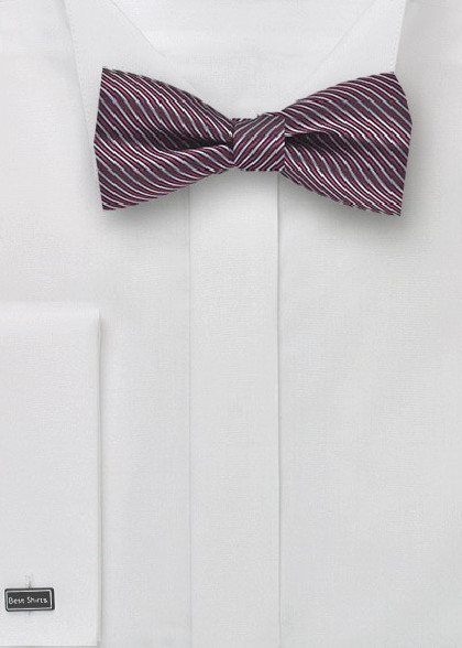 Fliege aus dem gleichen Stoff und Farbe