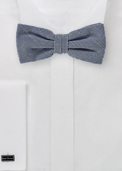 Fliege aus dem gleichen Stoff und Farbe