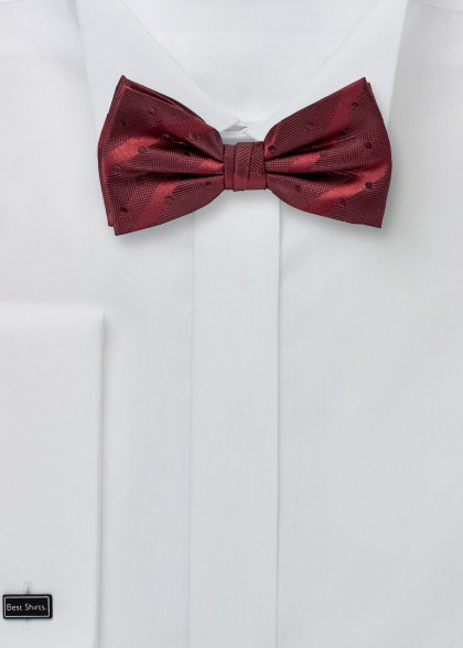 Fliege aus dem gleichen Stoff und Farbe