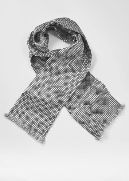 Schal aus dem gleichen Stoff und Farbe