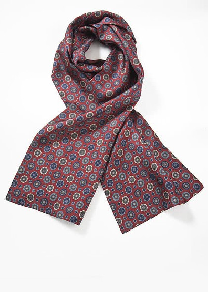 Schal aus dem gleichen Stoff und Farbe