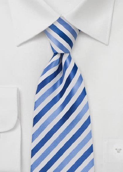 Krawatte aus dem gleichen Stoff und Farbe