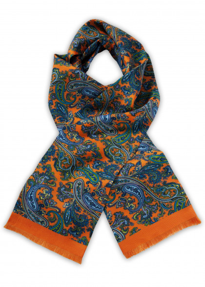 Schal aus dem gleichen Stoff und Farbe