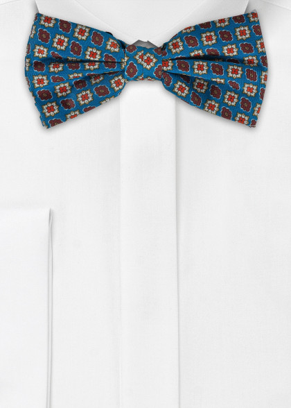 Fliege aus dem gleichen Stoff und Farbe