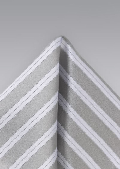 Einstecktuch aus dem gleichen Stoff und Farbe