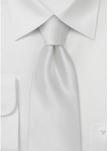 Herrenkrawatte in weiß – stilvoll und auffällig