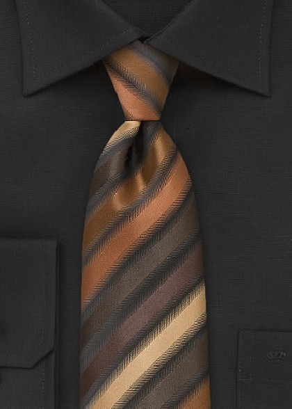 Krawatte aus dem gleichen Stoff und Farbe