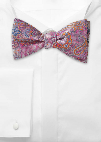 Fliege zum Binden aus dem gleichen Stoff und Farbe