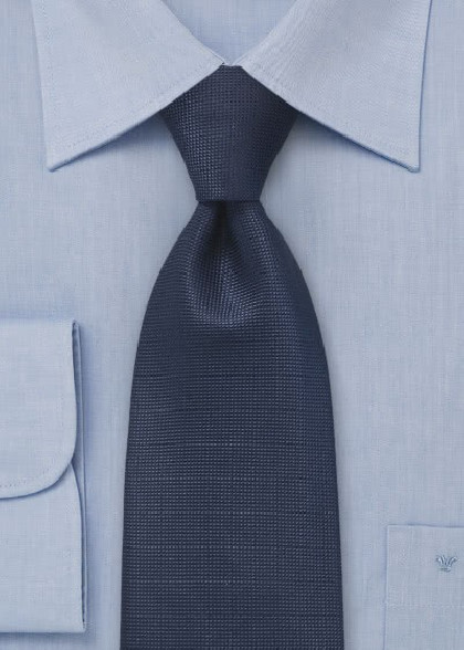 Krawatte aus dem gleichen Stoff und Farbe