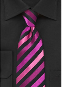 Elegante Herrenkrawatte mit Farbton stylisches Streifenmuster magenta tiefschwarz