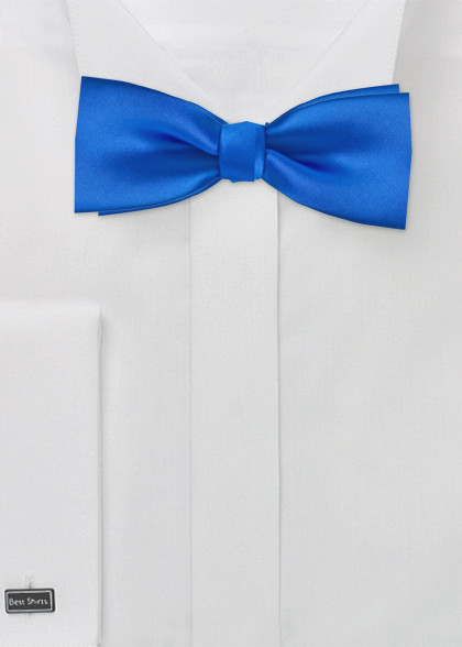 Fliege zum Binden aus dem gleichen Stoff und Farbe