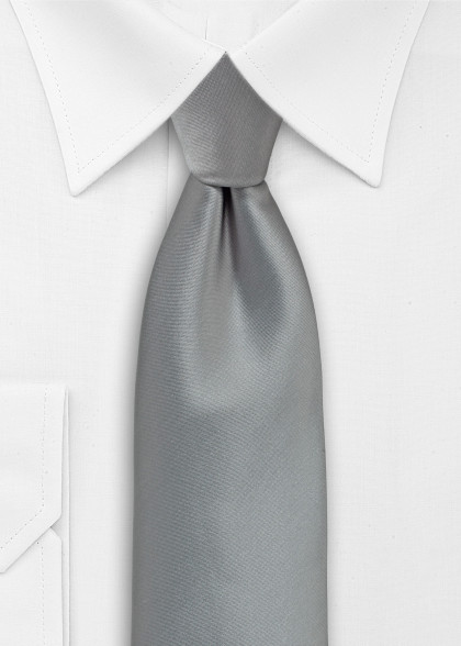 Krawatte aus dem gleichen Stoff und Farbe