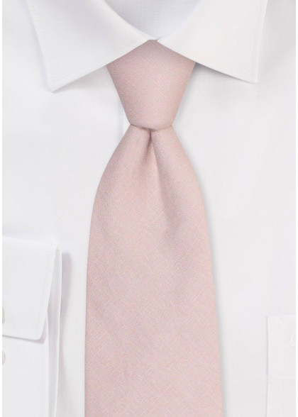 Krawatte aus dem gleichen Stoff und Farbe