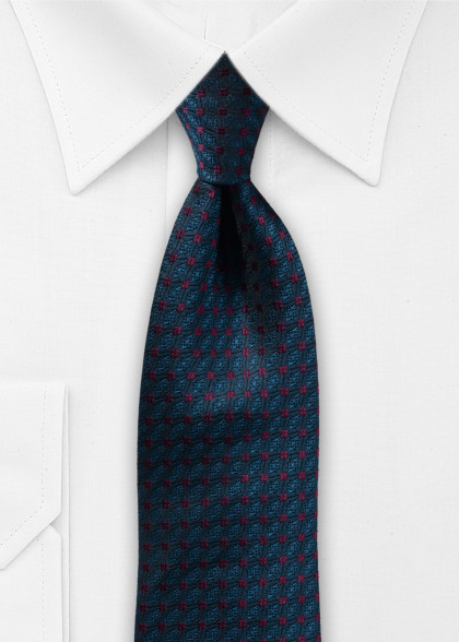 Krawatte aus dem gleichen Stoff und Farbe