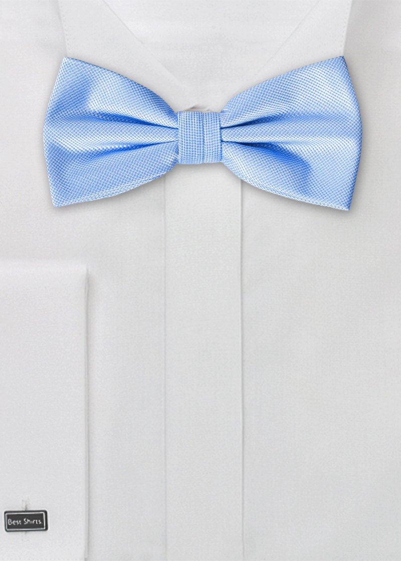 Unifarbene Fliege mit Struktur in Pastellblau