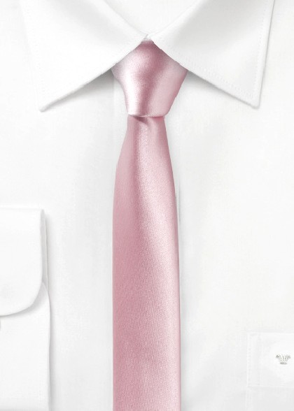 Schmale Krawatte aus dem gleichen Stoff und Farbe