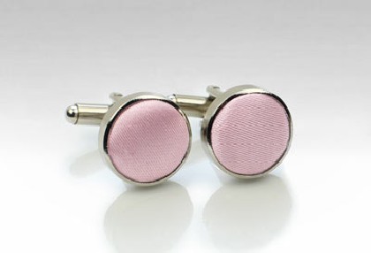 Manschettenknöpfe aus dem gleichen Stoff und Farbe