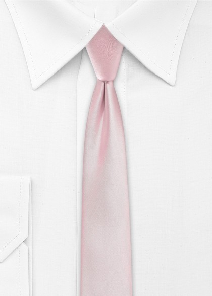 Schmale Krawatte aus dem gleichen Stoff und Farbe