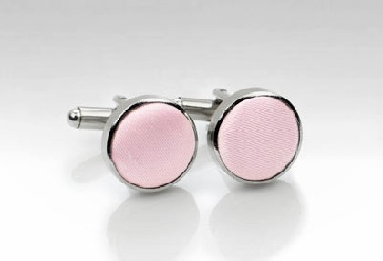 Manschettenknöpfe aus dem gleichen Stoff und Farbe