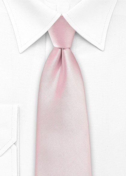 Krawatte aus dem gleichen Stoff und Farbe