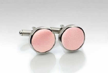 Manschettenknöpfe aus dem gleichen Stoff und Farbe