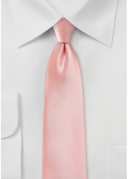 Krawatte aus dem gleichen Stoff und Farbe