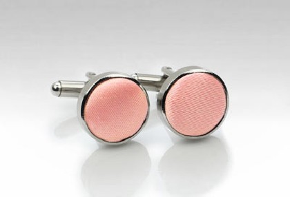 Manschettenknöpfe aus dem gleichen Stoff und Farbe