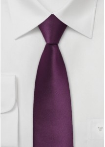 Herrenkrawatte schmal in Brombeere – stilvoll und auffällig