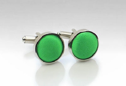 Manschettenknöpfe aus dem gleichen Stoff und Farbe