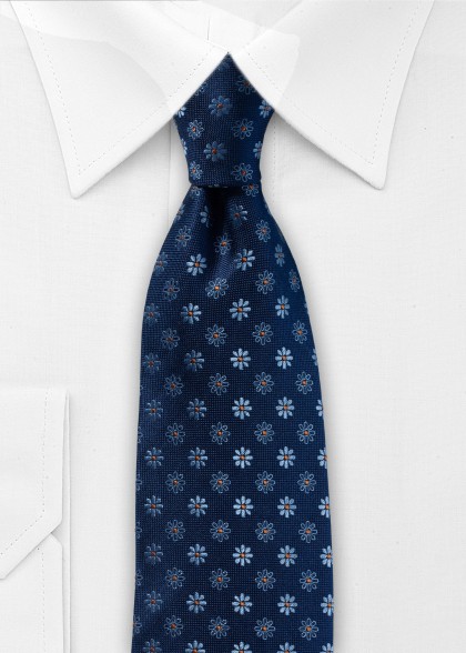 Krawatte aus dem gleichen Stoff und Farbe