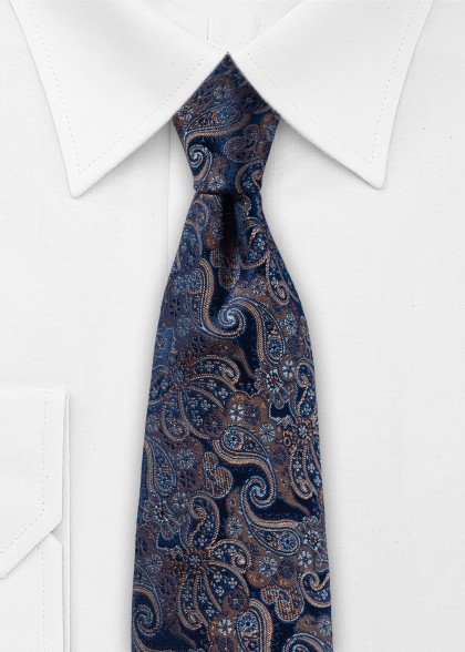 Krawatte aus dem gleichen Stoff und Farbe