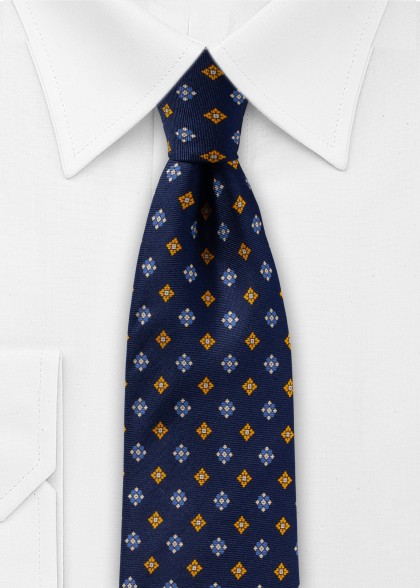 Krawatte aus dem gleichen Stoff und Farbe