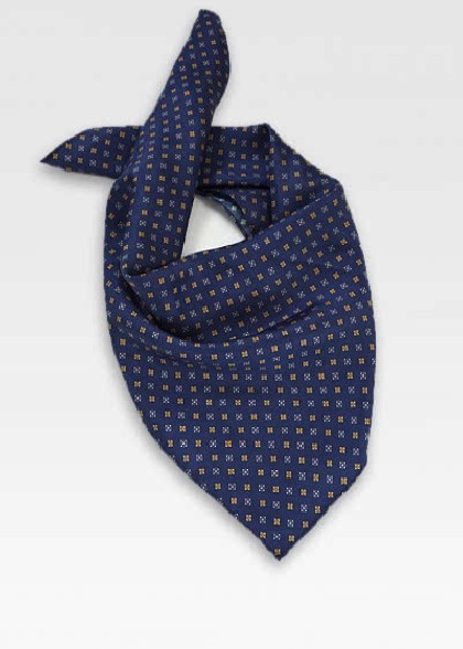 Halstuch aus dem gleichen Stoff und Farbe