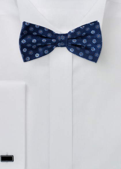 Seidenfliege Dunkelblau mit Blumenmotiv in Hellblau