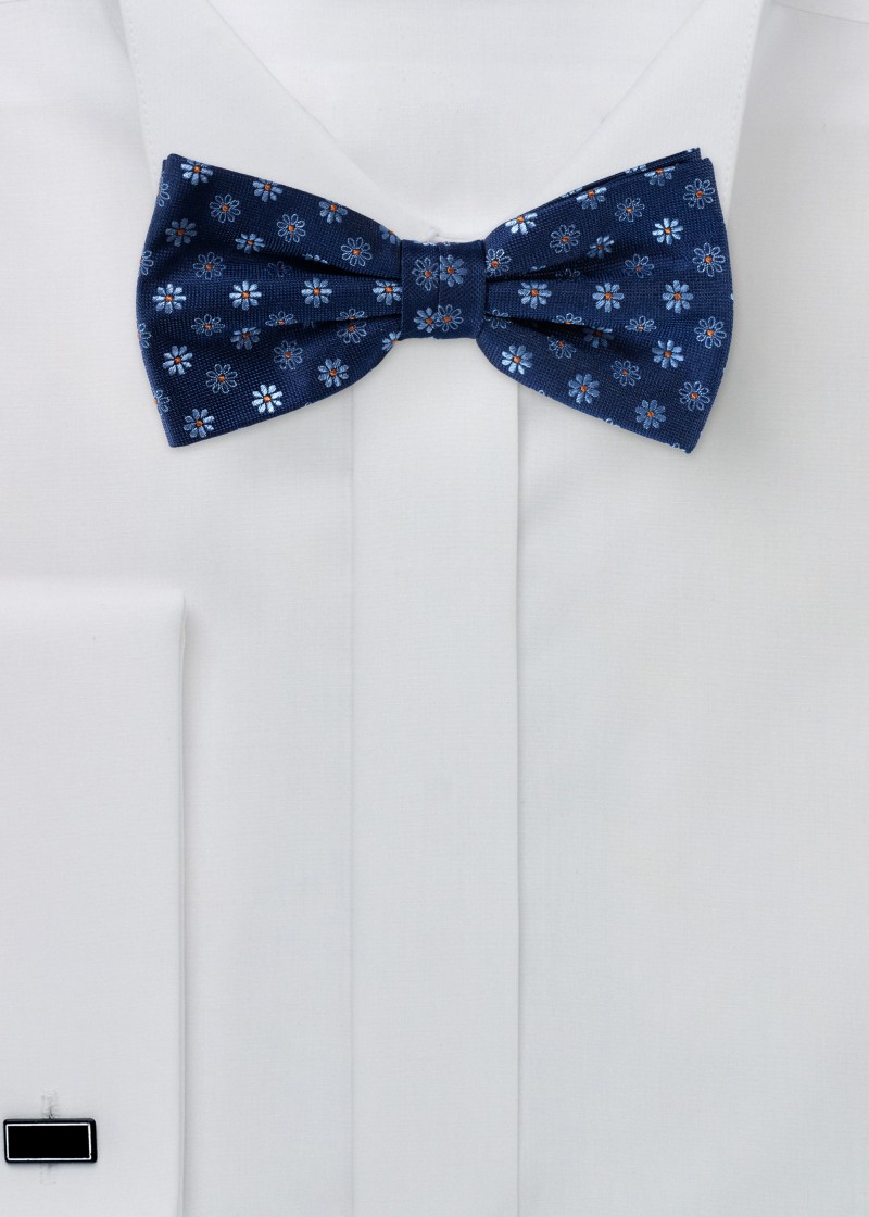 Dunkelblaue Fliege mit Blumenmotiv in Hellblau