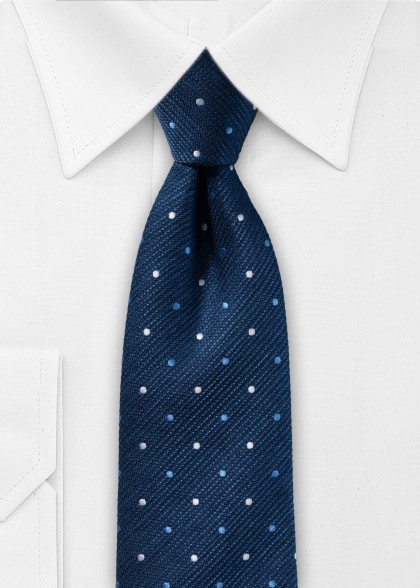 Krawatte aus dem gleichen Stoff und Farbe