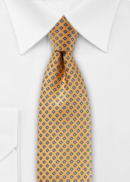 Krawatte aus dem gleichen Stoff und Farbe