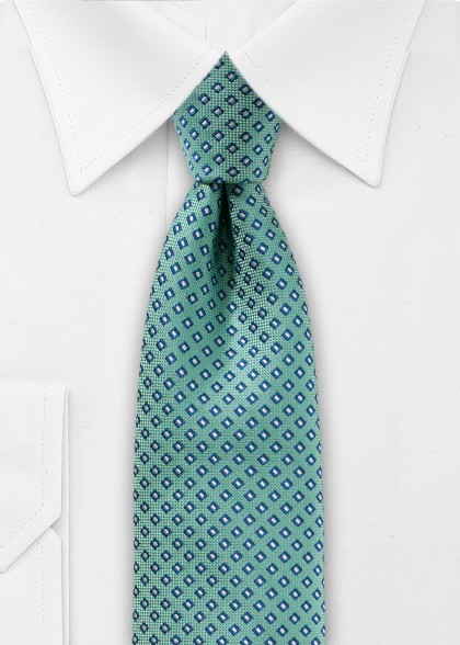 Krawatte aus dem gleichen Stoff und Farbe