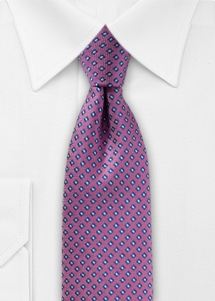 Krawatte aus dem gleichen Stoff und Farbe