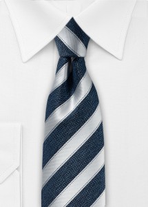 Krawatte mit Streifenmuster in Dunkelblau...