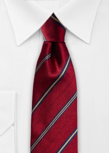Dunkelrote Krawatte mit feinen Steifen