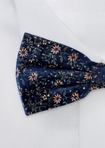 Seiden-Fliege in Nachtblau mit Blumenmotiv in Grün und Kupfer Nahaufnahme