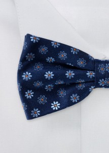 Seidenfliege Dunkelblau mit Blumenmotiv in Hellblau Nahaufnahme