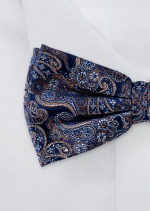 Fliege in Nachtblau mit mehrfarbigem Paisley-Muster Nahaufnahme