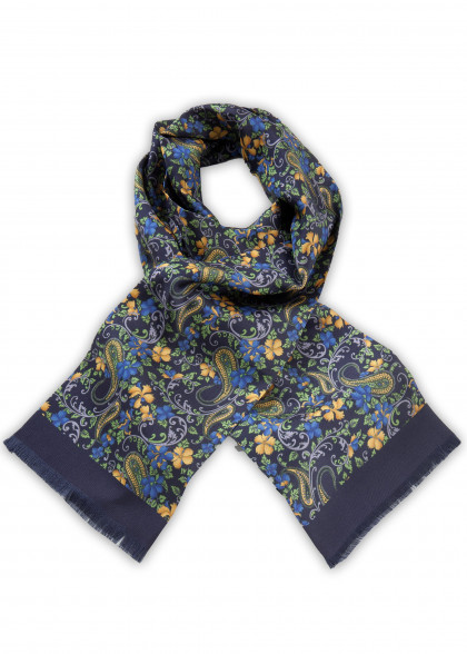 Schal aus dem gleichen Stoff und Farbe