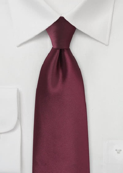 Krawatte aus dem gleichen Stoff und Farbe