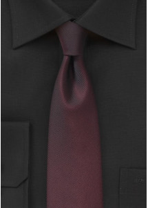 Schmale Krawatte feingerippte Oberfläche bordeaux