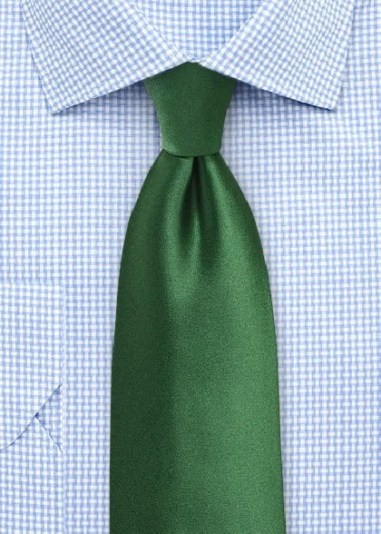 Krawatte aus dem gleichen Stoff und Farbe