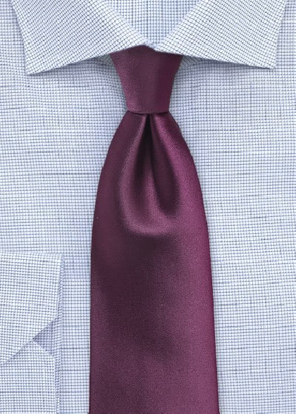 Krawatte aus dem gleichen Stoff und Farbe