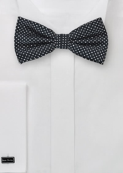 Fliege aus dem gleichen Stoff und Farbe